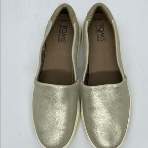 TOMS WOMEN’s KAMERON SLIP ON SNEAKERS Size 8.5 W. NEW, WITH OUT BOX ,NO TAG.